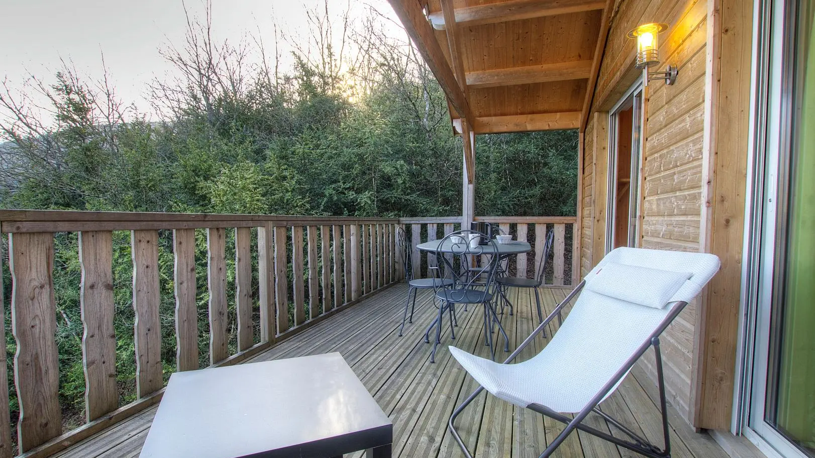 Profitez de cette belle terrasse pour vos petits déjeuners ou repas en famille.