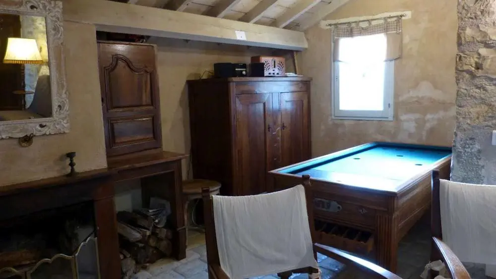 Pièce annexe, sauna, salle d'eau, cheminée, billard russe.