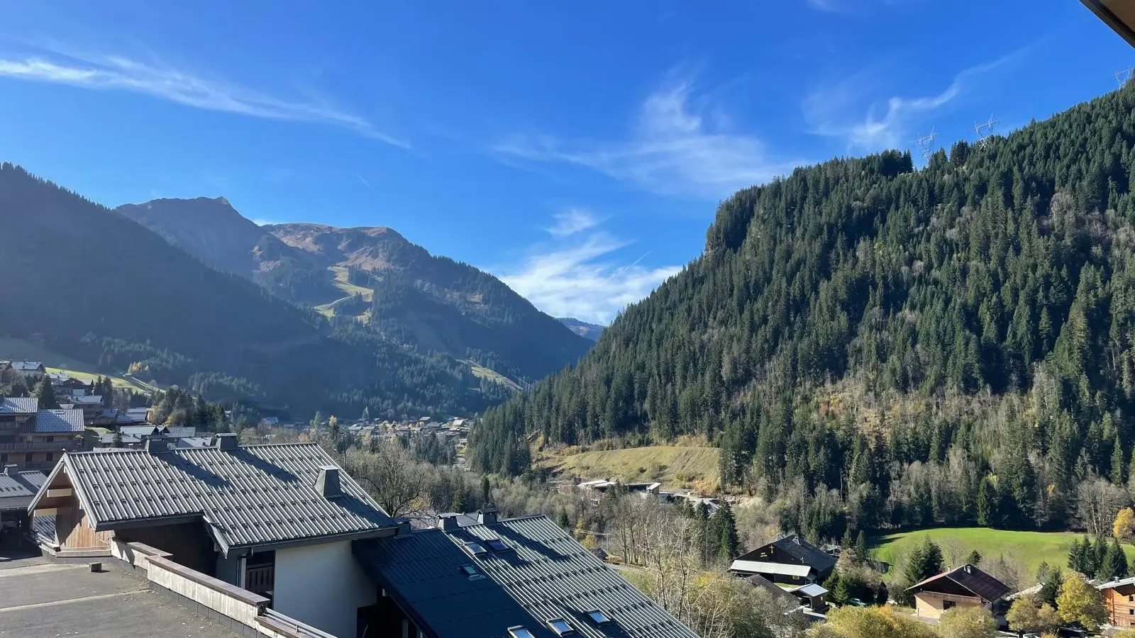 Vue sur les montagnes depuis le balcon