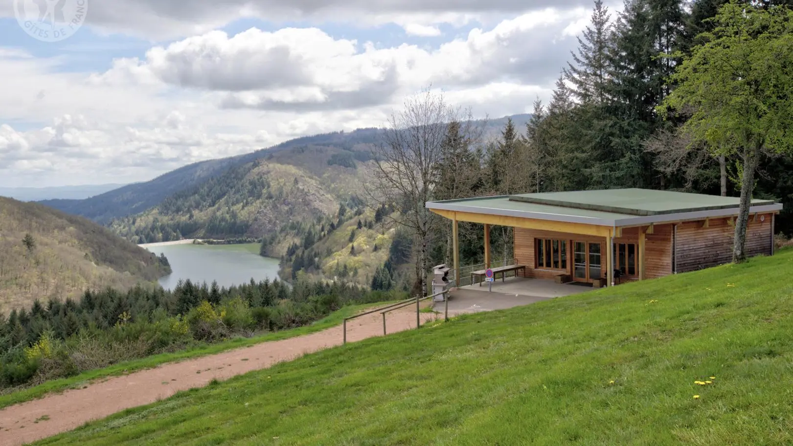 Location de salle possible à partir de 6 chalets réservés.