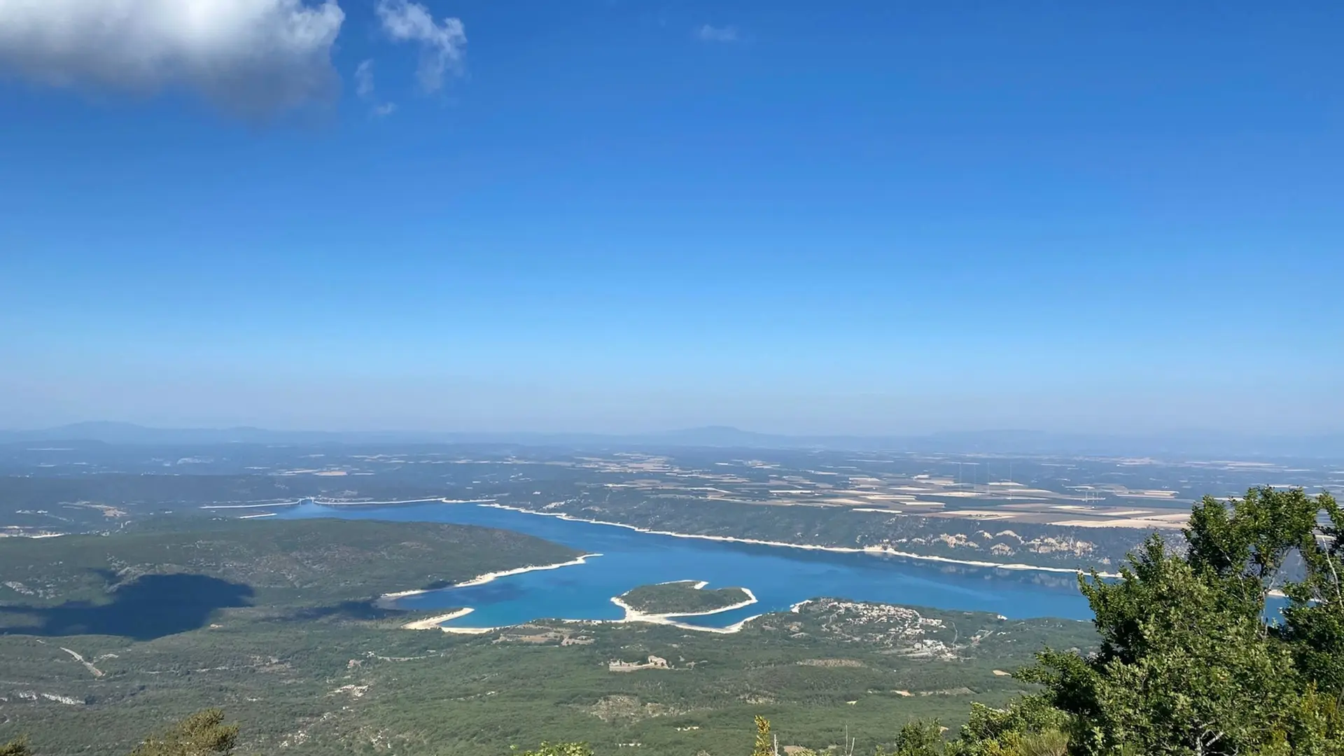 Vue du sommet du grand Margès sur le lac de Ste Croix , le plateau de Valensole, les grandes gorges du Verdon et Canjuers