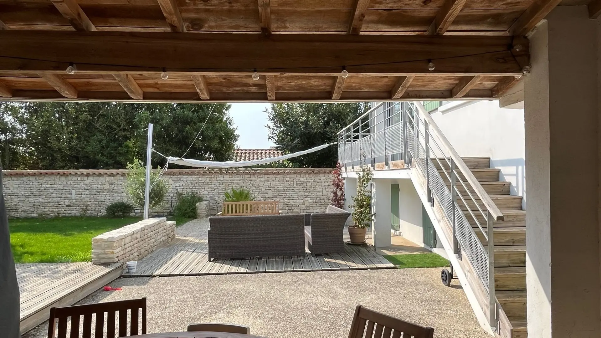 Blick unter den überdachten Innenhof