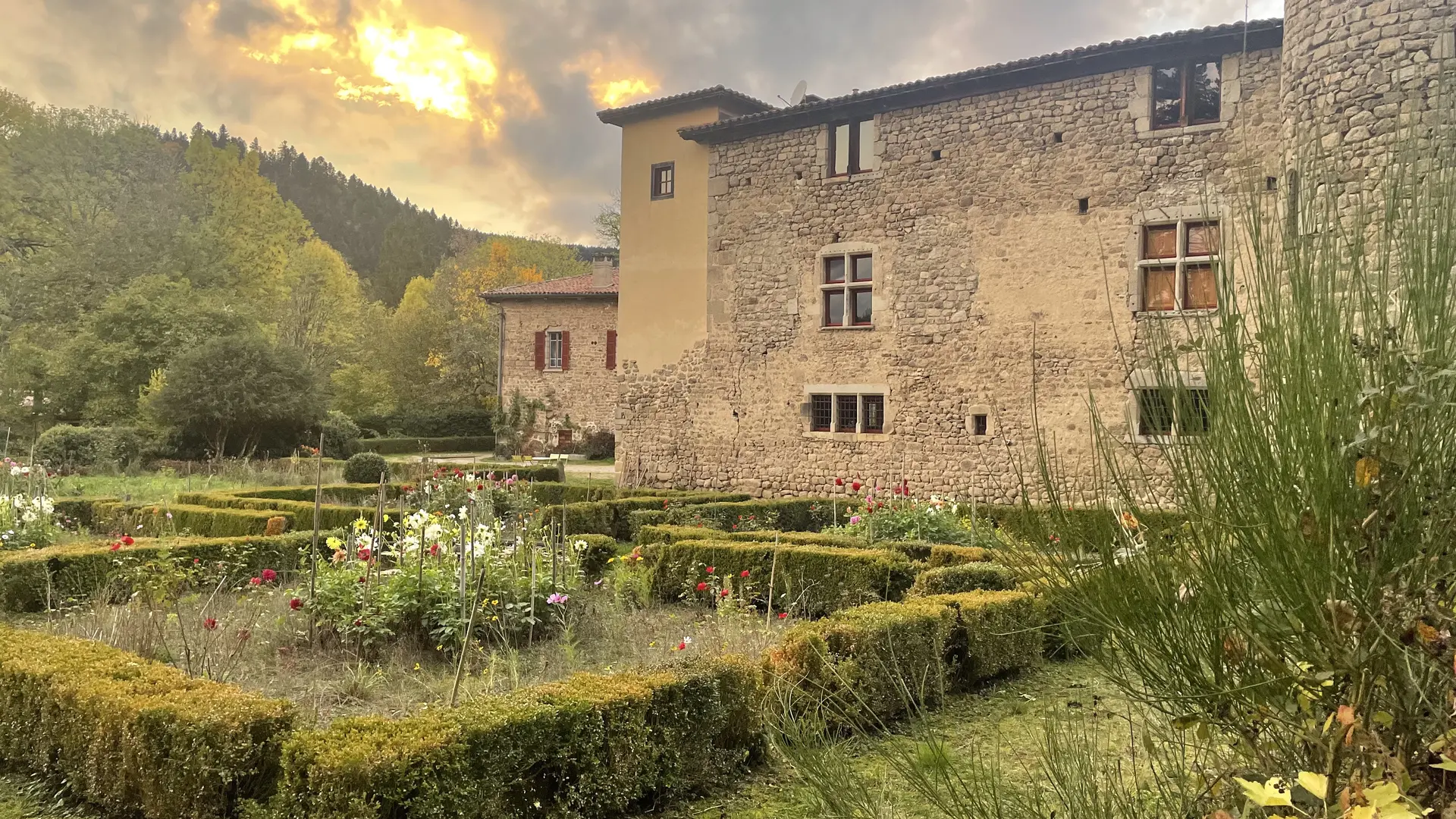Soleil couchant sur le jardin et la façade 16e