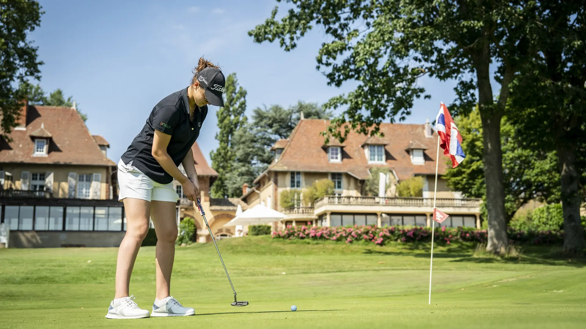 Une joueuse de golf