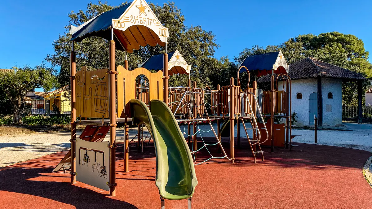 Aire de jeux pour les enfants au Jardin des Oliviers à La Londe les Maures