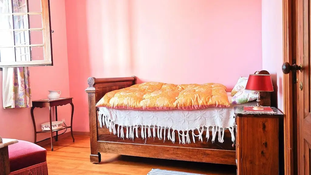 Chambre à l'étage. Lit 120 cm