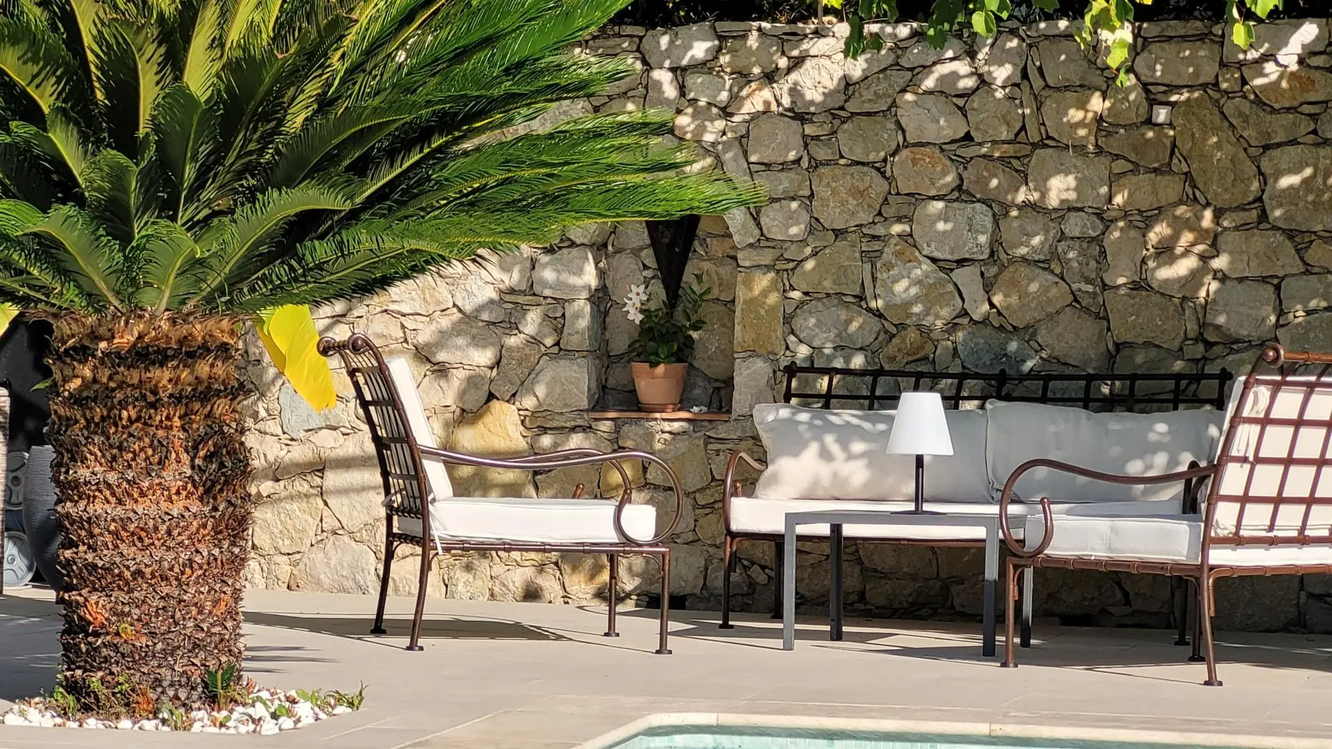 Coin Salon dans pergola piscine Gîte Macalinewa Gîtes de France Alpes-Maritimes Saint-Jeannet