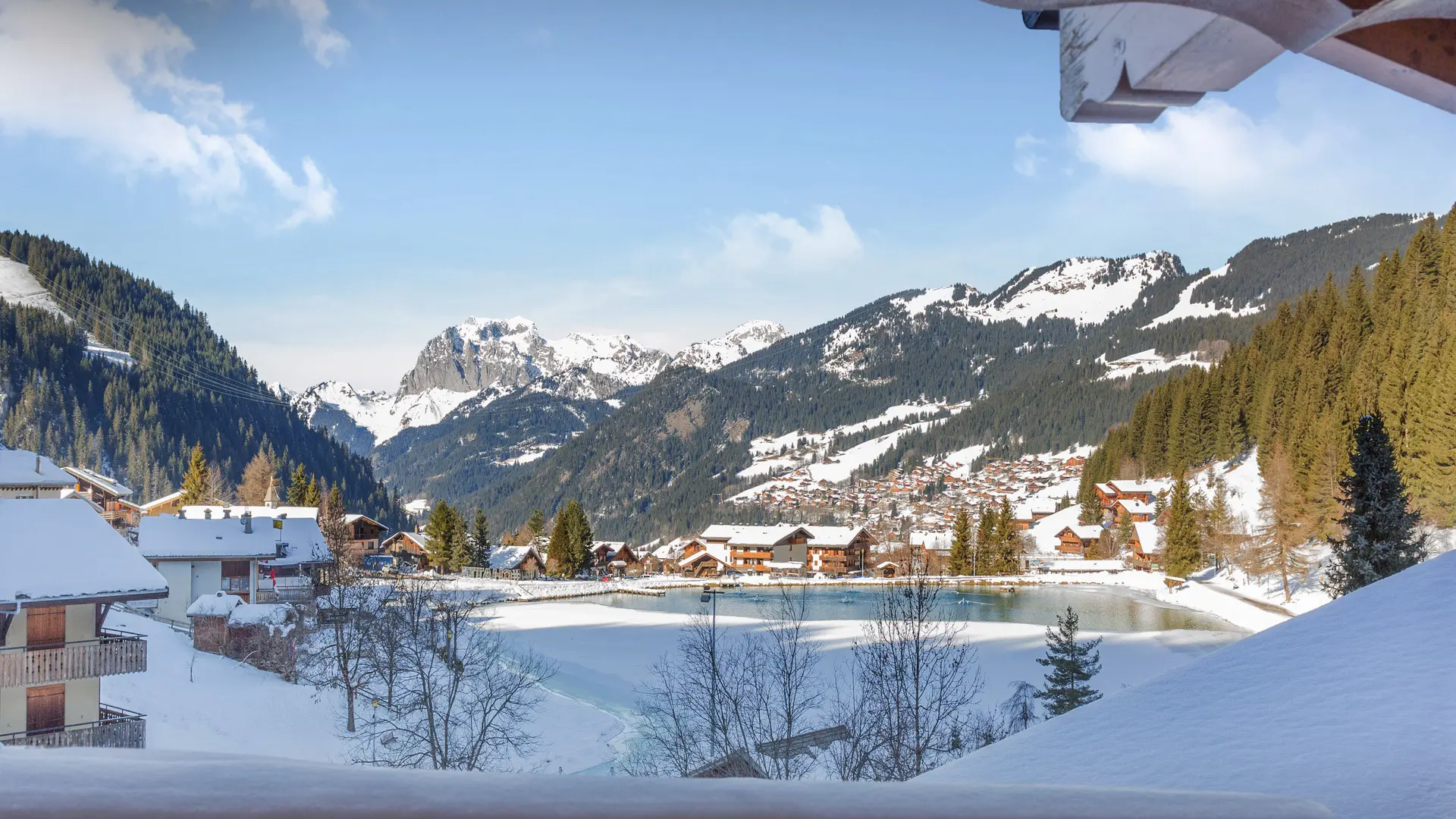 Vue sur le lac de Vonnes depuis le chalet