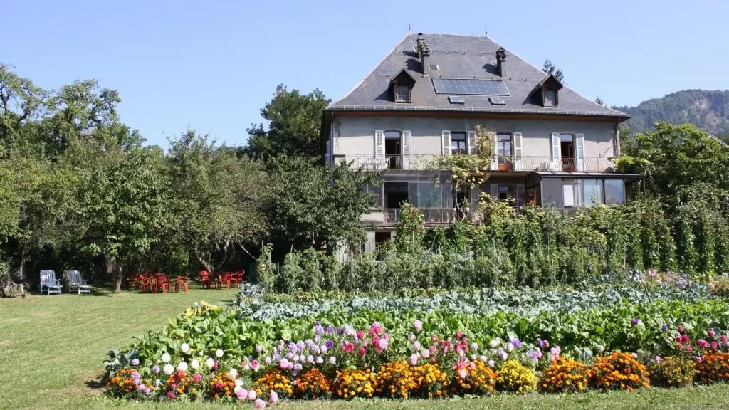 La maison, le coin barbecue et le potager des propriétaires