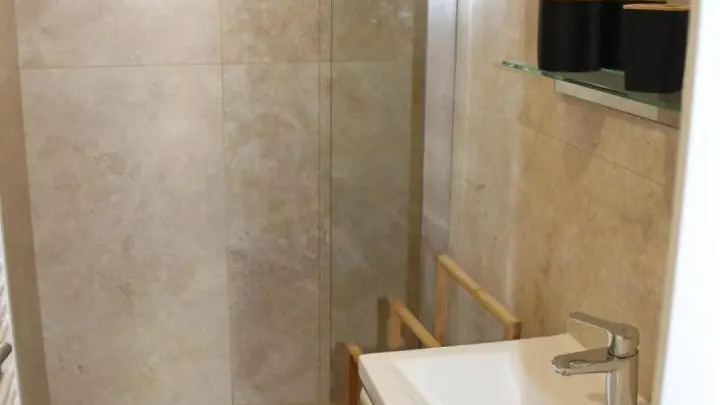 salle de bain douche à l'italienne