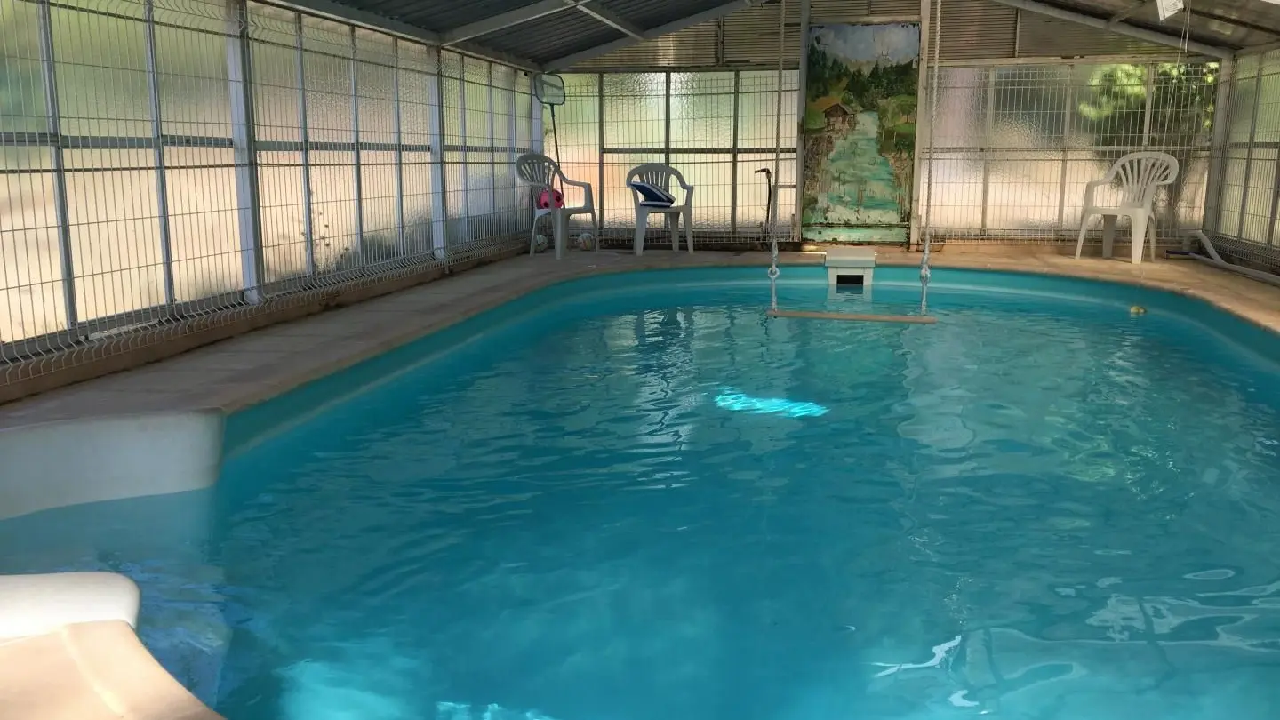 Piscine couverte et chauffée 28 ° à disposition (partie commune avec les Hôtes) De Juin à Septembre