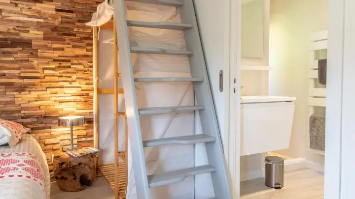 Salle d'eau et accès étage