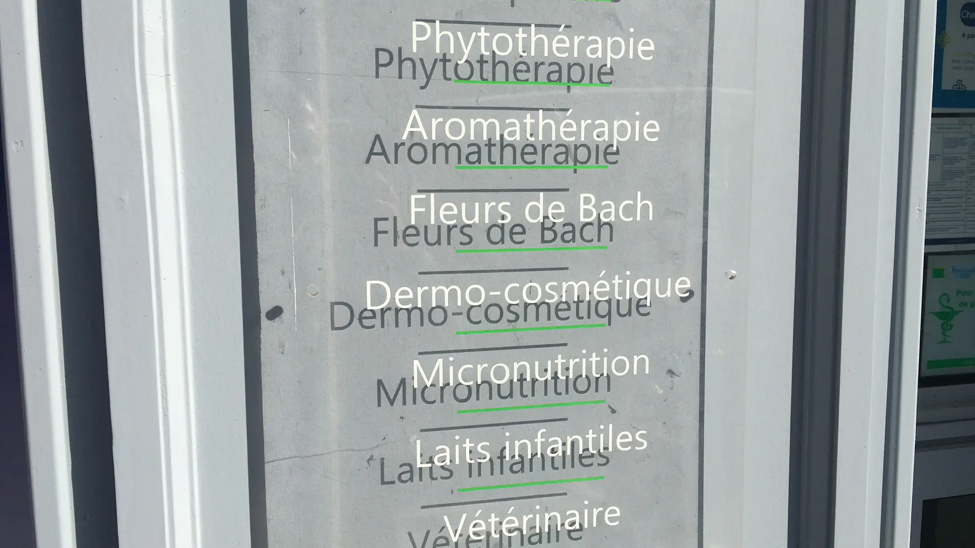 Plaque détaillant les prestations de la pharmacie
