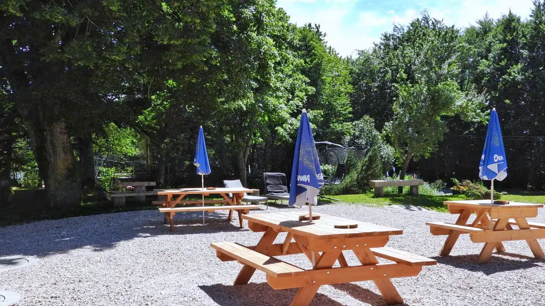 Terrasse au soleil du  Gîte les Carlines