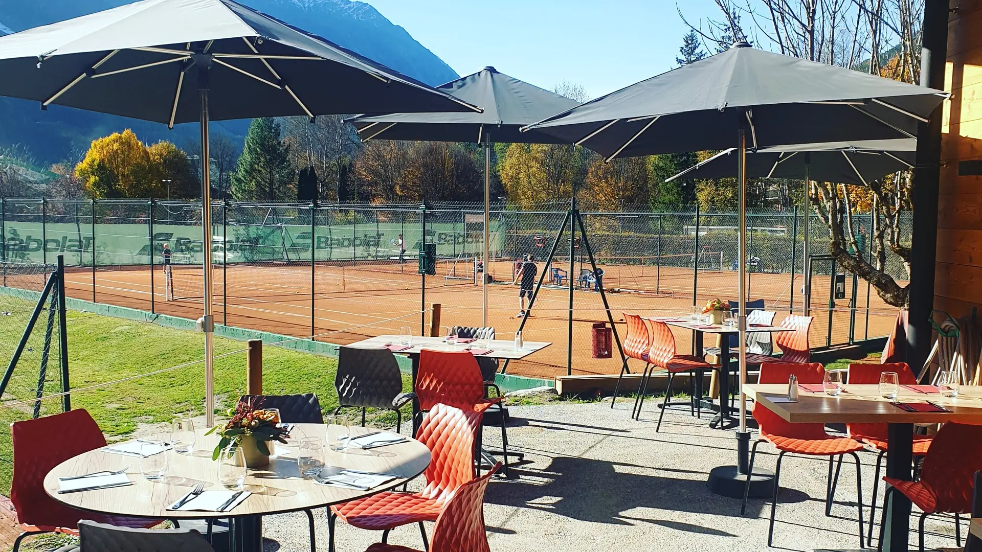 Terrasse avec vue sur les courts de tennis et le Mont-Blanc