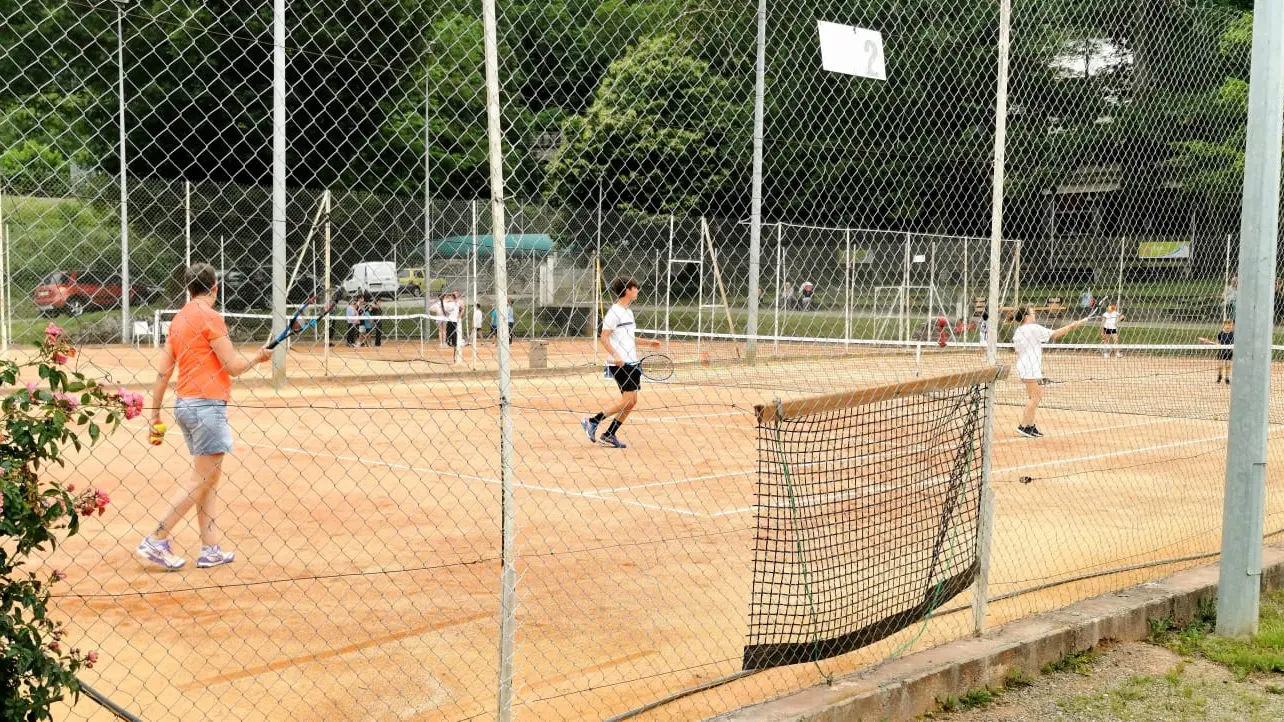 terrain de tennis en terre battue parc d'espagne à ax les thermes