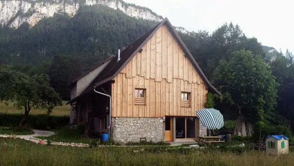 L'entrée du gîte et sa petite cabane pour les jeunes enfants !