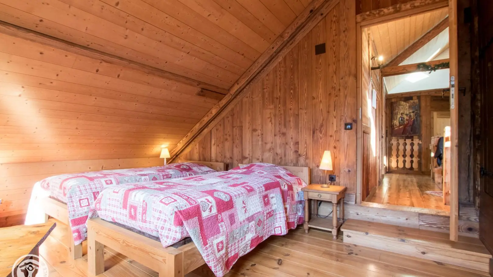 grande chambre au 1er étage
2 lits 90, 1 alcove en 140 et un lit BB en bois