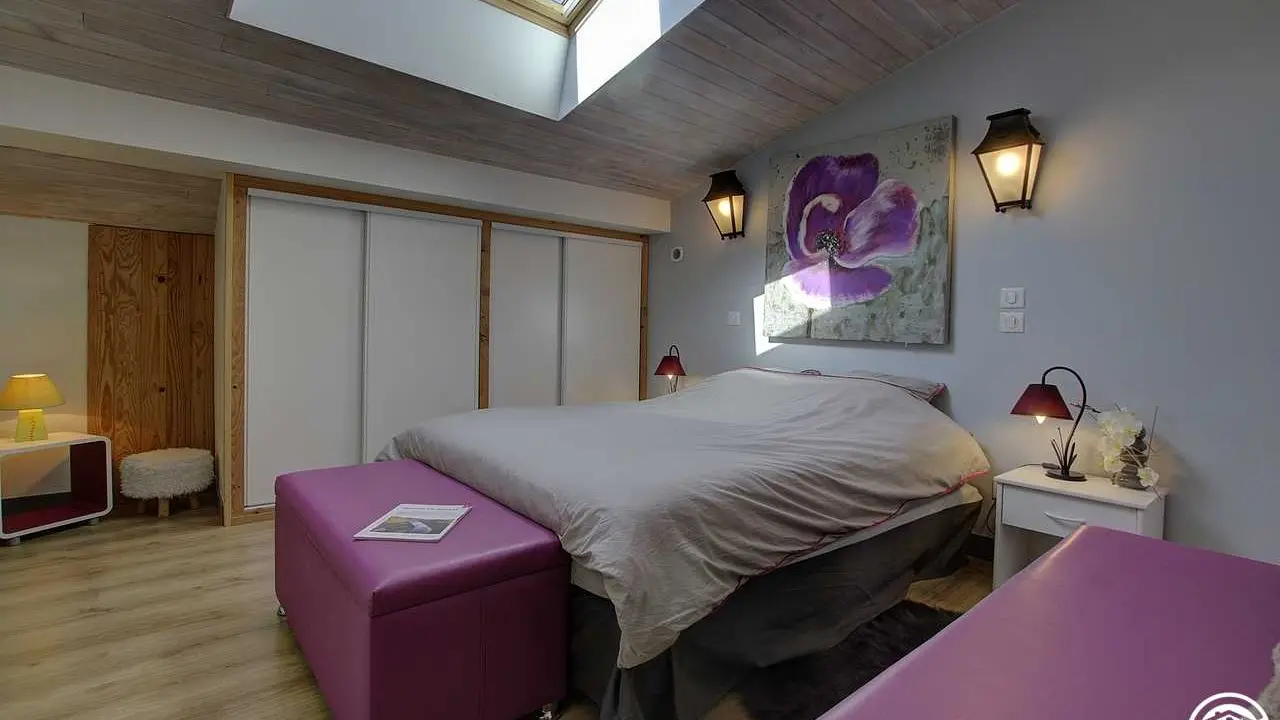 Chambre violette avec 1 lit 160