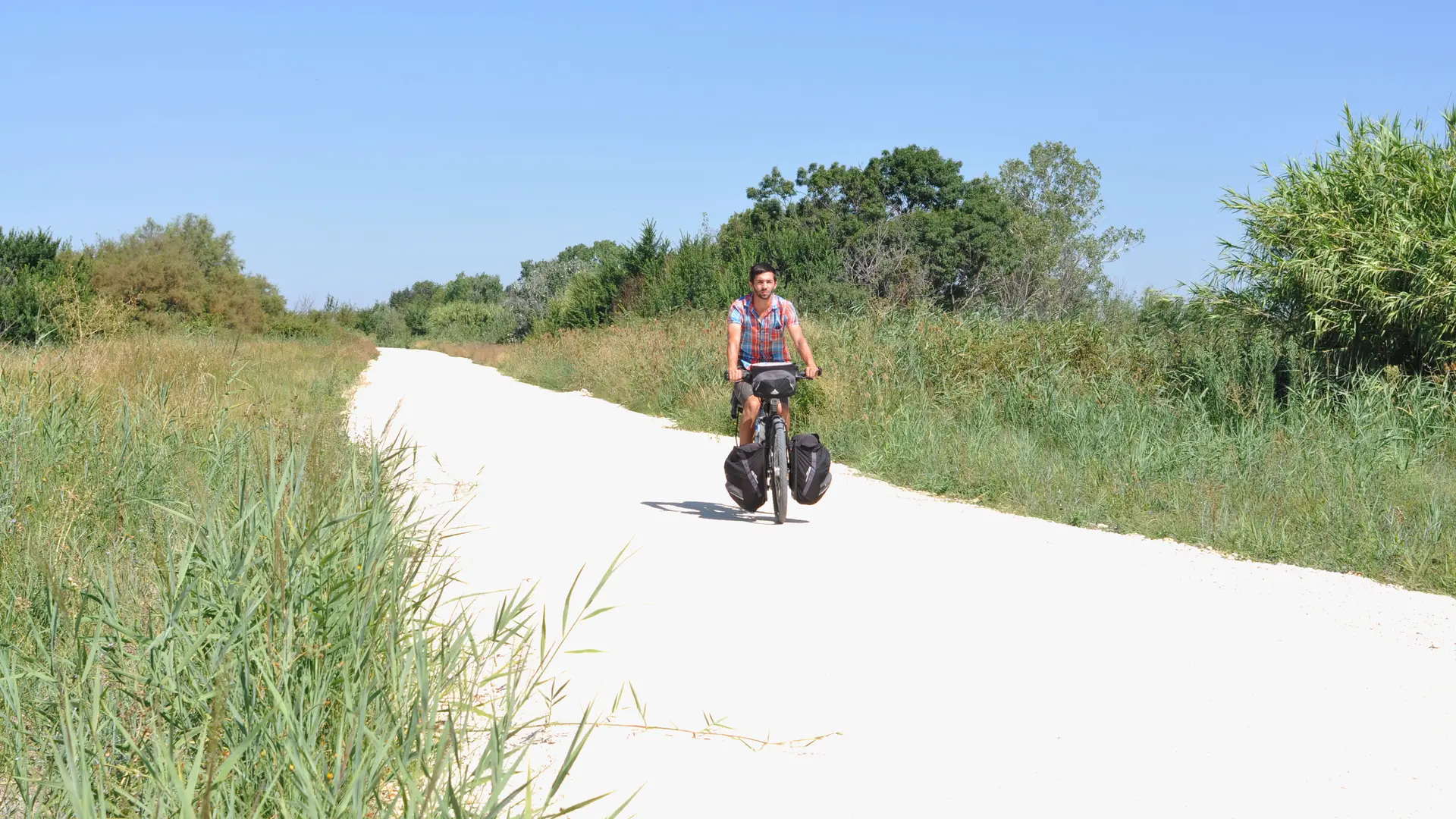 Piste cyclable vers le Marais du Vigueirat et le Mas Thibert