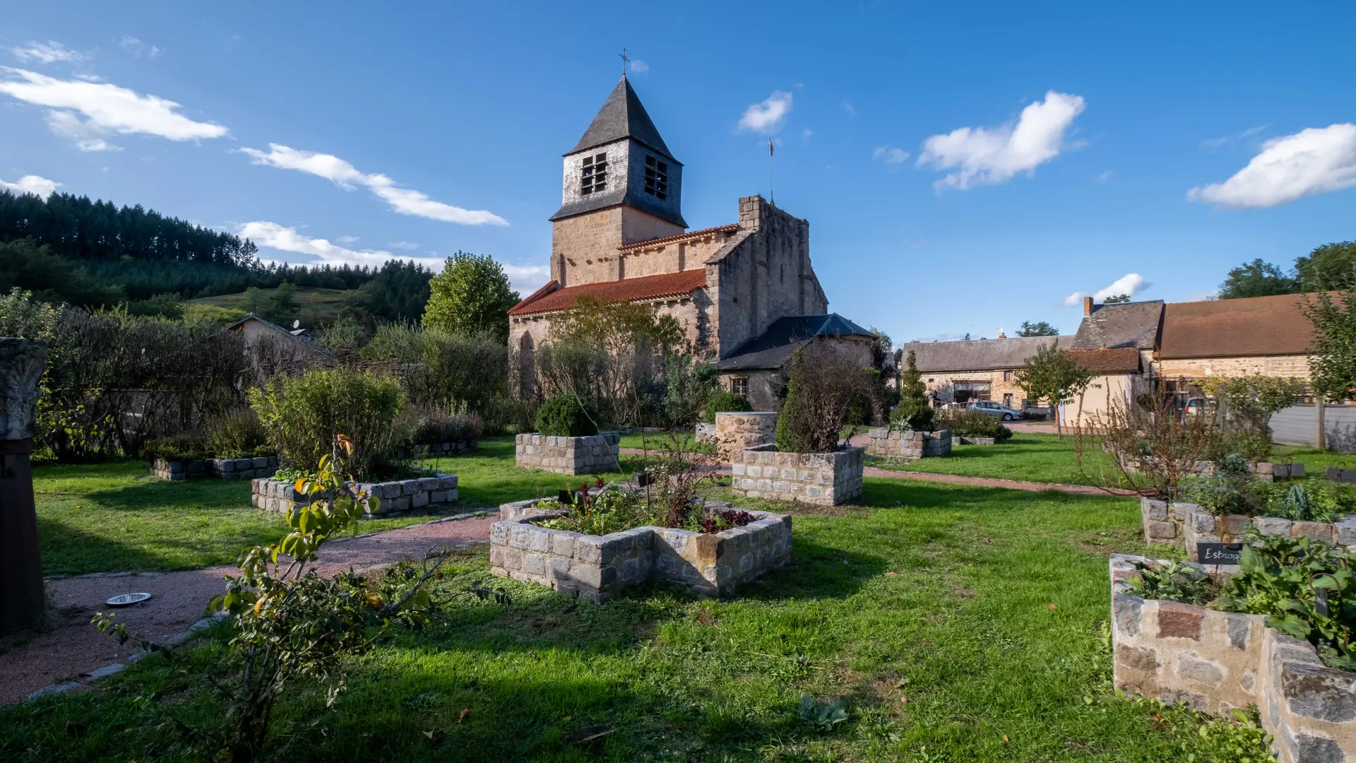 Vue sur l'église Saint-Léger depuis le jardin médiéval