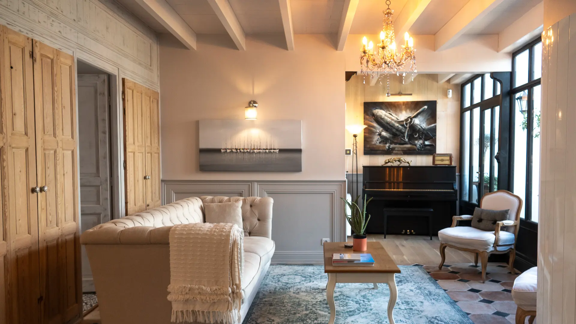 La Martinoise Patio - Living room with piano