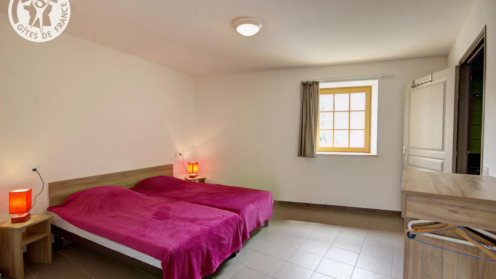 Chambre Violette : 2 lits 90 jumables