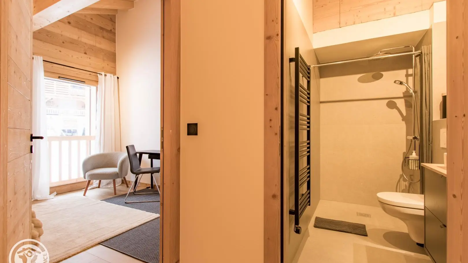 Chambre 3 (lit king 180) et chambre 4 communicante (lit single 90), salle de bain 2