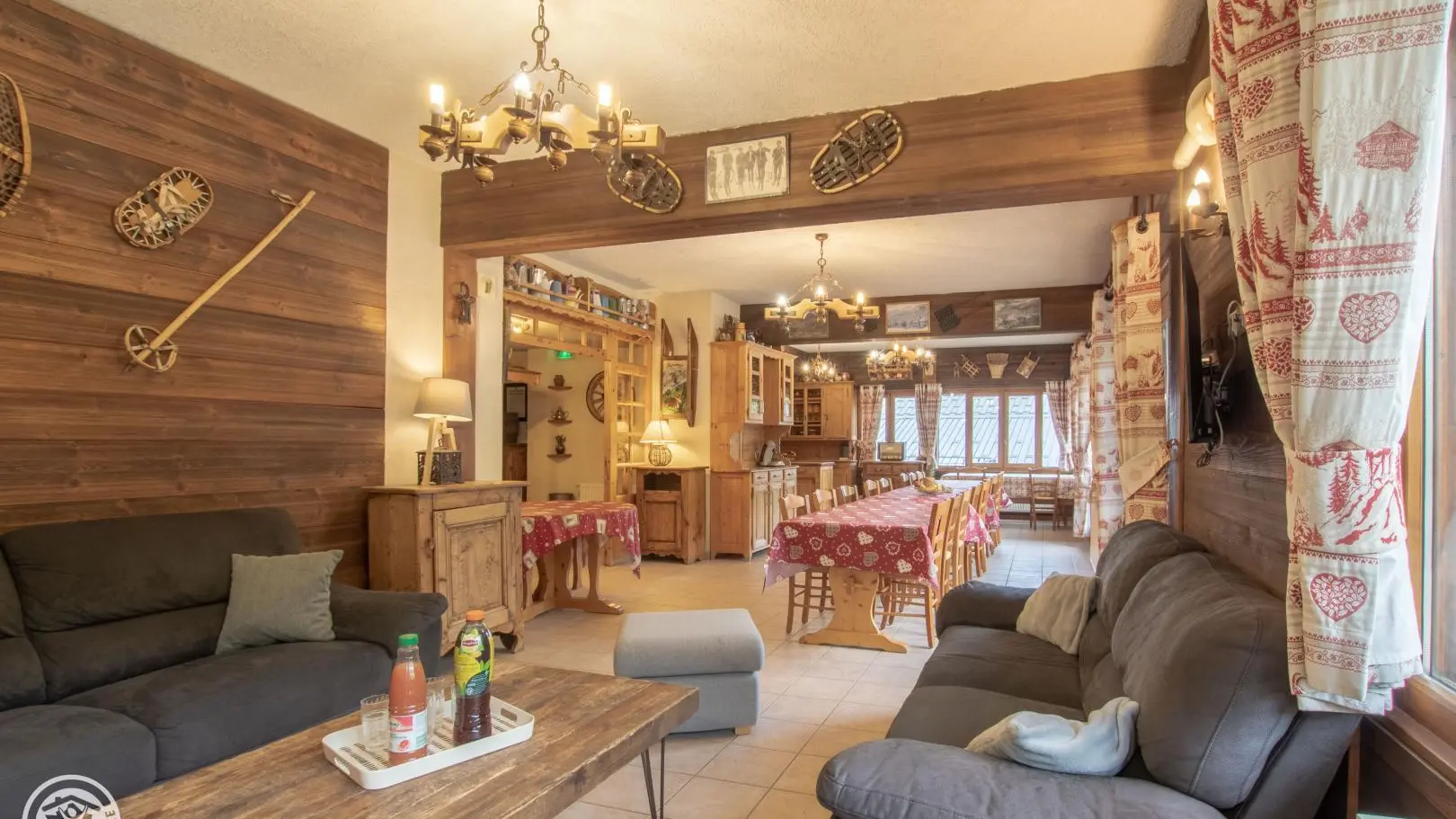 Grande pièce de vie.