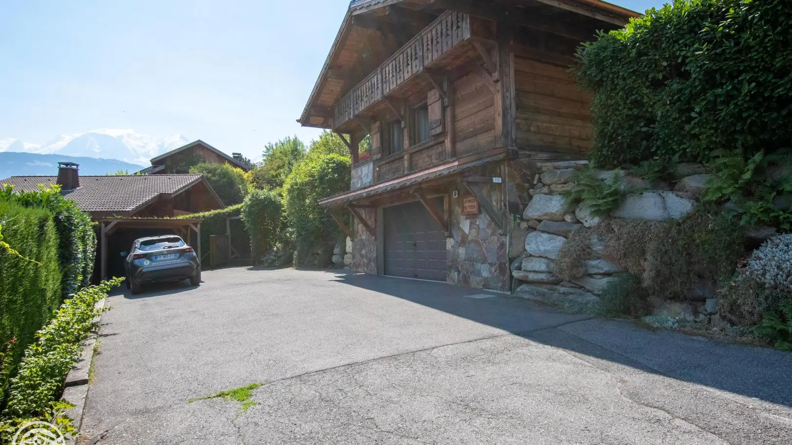 Arrivée sur le parking privatif 2 places avec Carpark