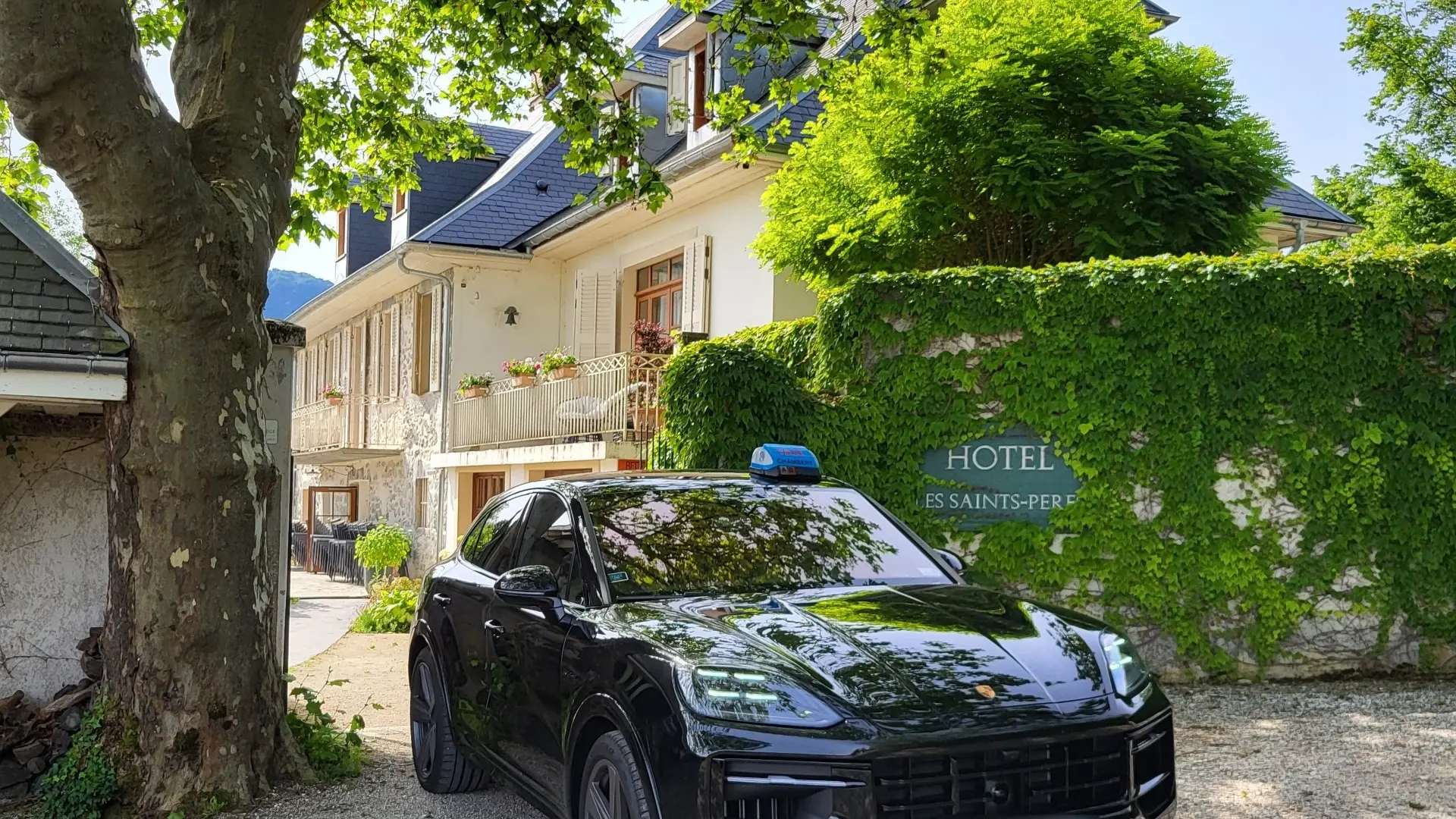 Taxi stationné devant l'hôtel Les Saints-Pères