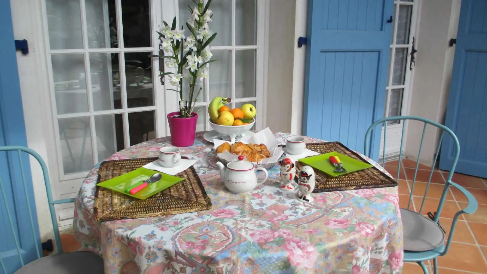 Gîte L'Emiliana-Table extérieure-Roquefort les Pins-Gîtes de France Alpes-Maritimes