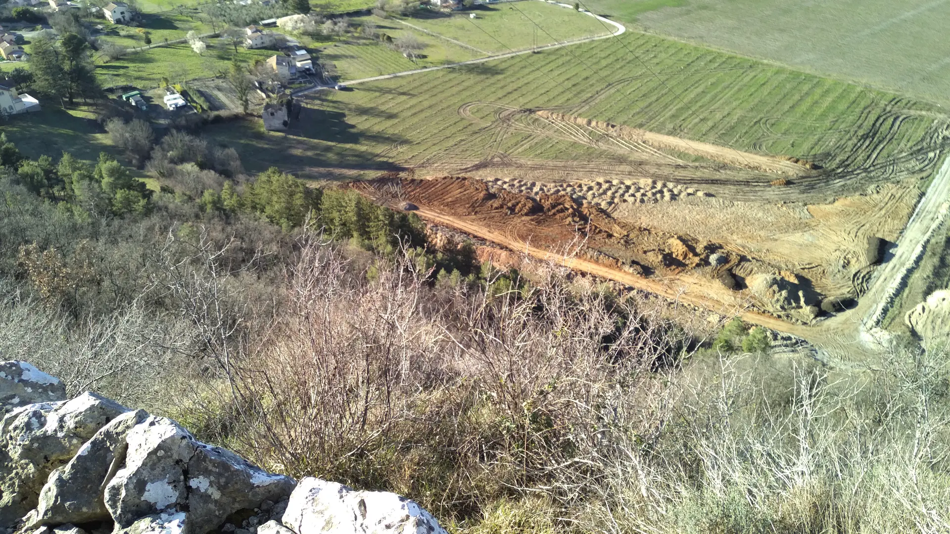Vue en redescendant sur la plaine de la Seds