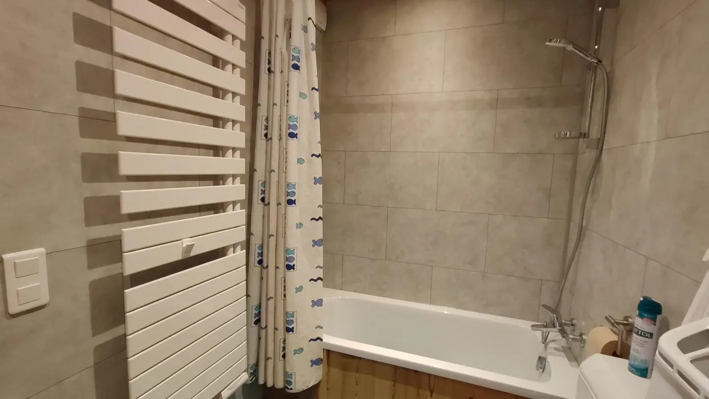 Salle de bain et son sèche serviette