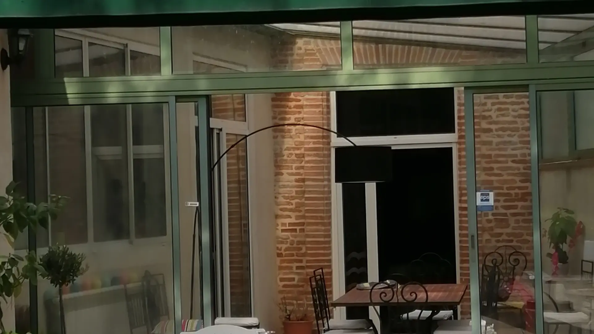 Grande véranda qui donne sur la terrasse