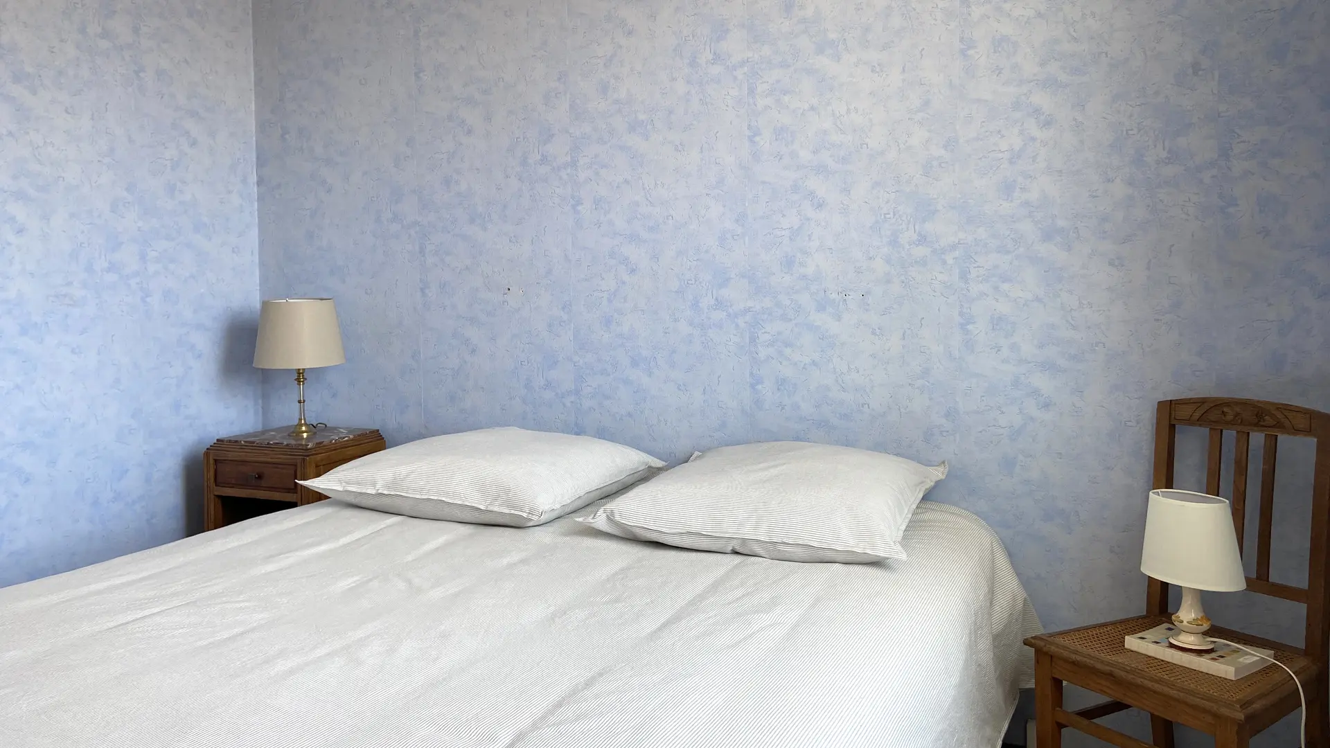 Yolaine et Marcel_L'Isle-sur-la-Sorgue chambre 1 bleu lavande