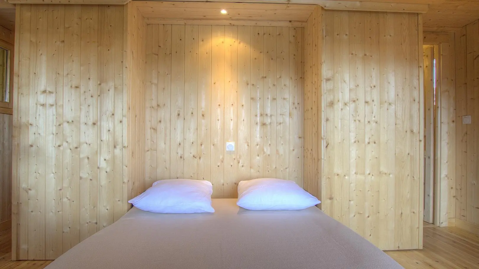 Une fois le lit intégré dans sa niche, l'espace laissera place aux rangements. Astucieux !