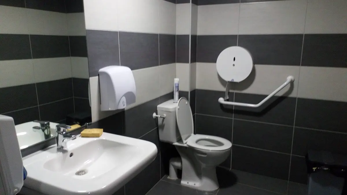 Toilettes de la salle des fêtes de Chabestan