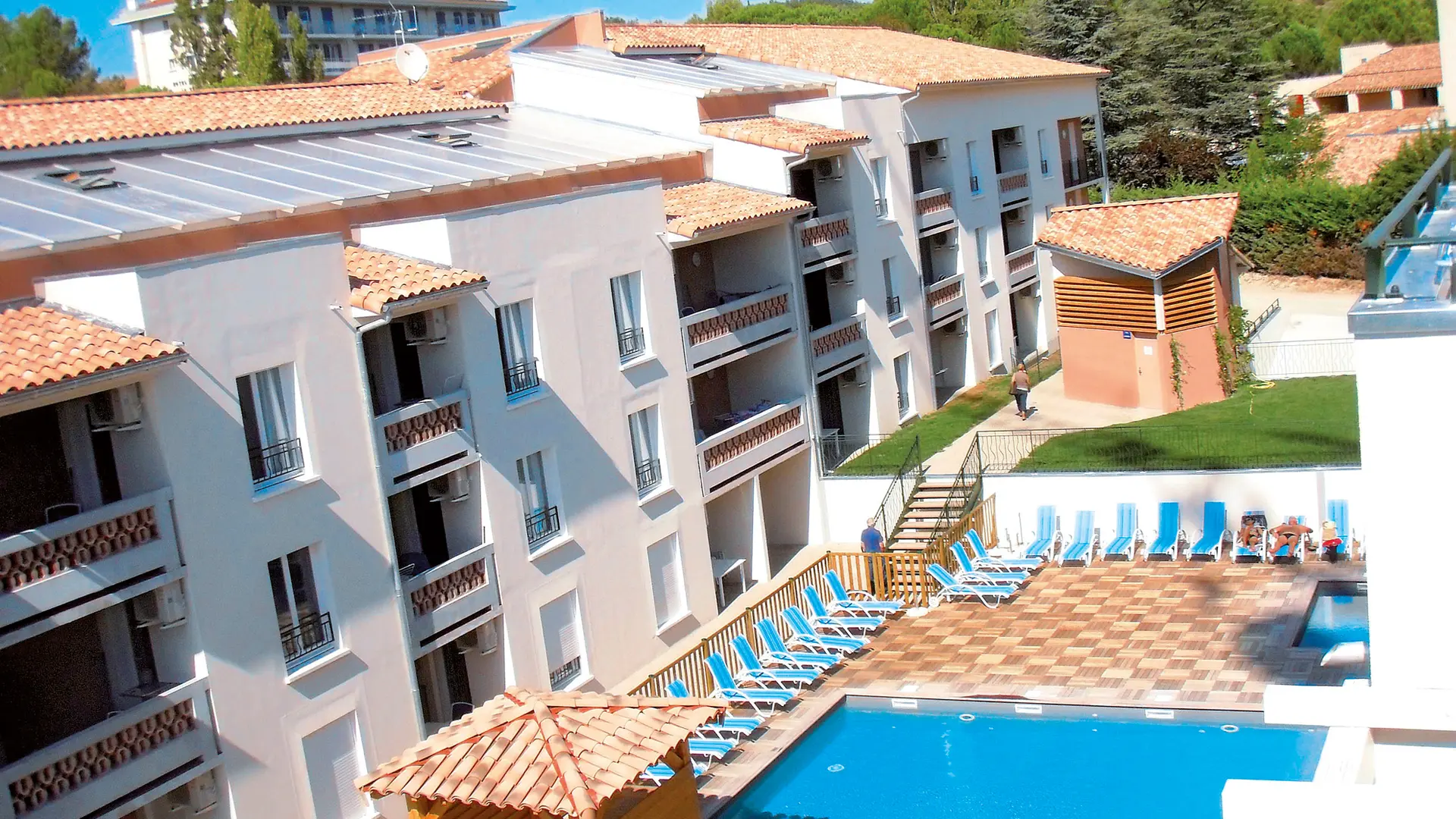 vue extérieure et piscine