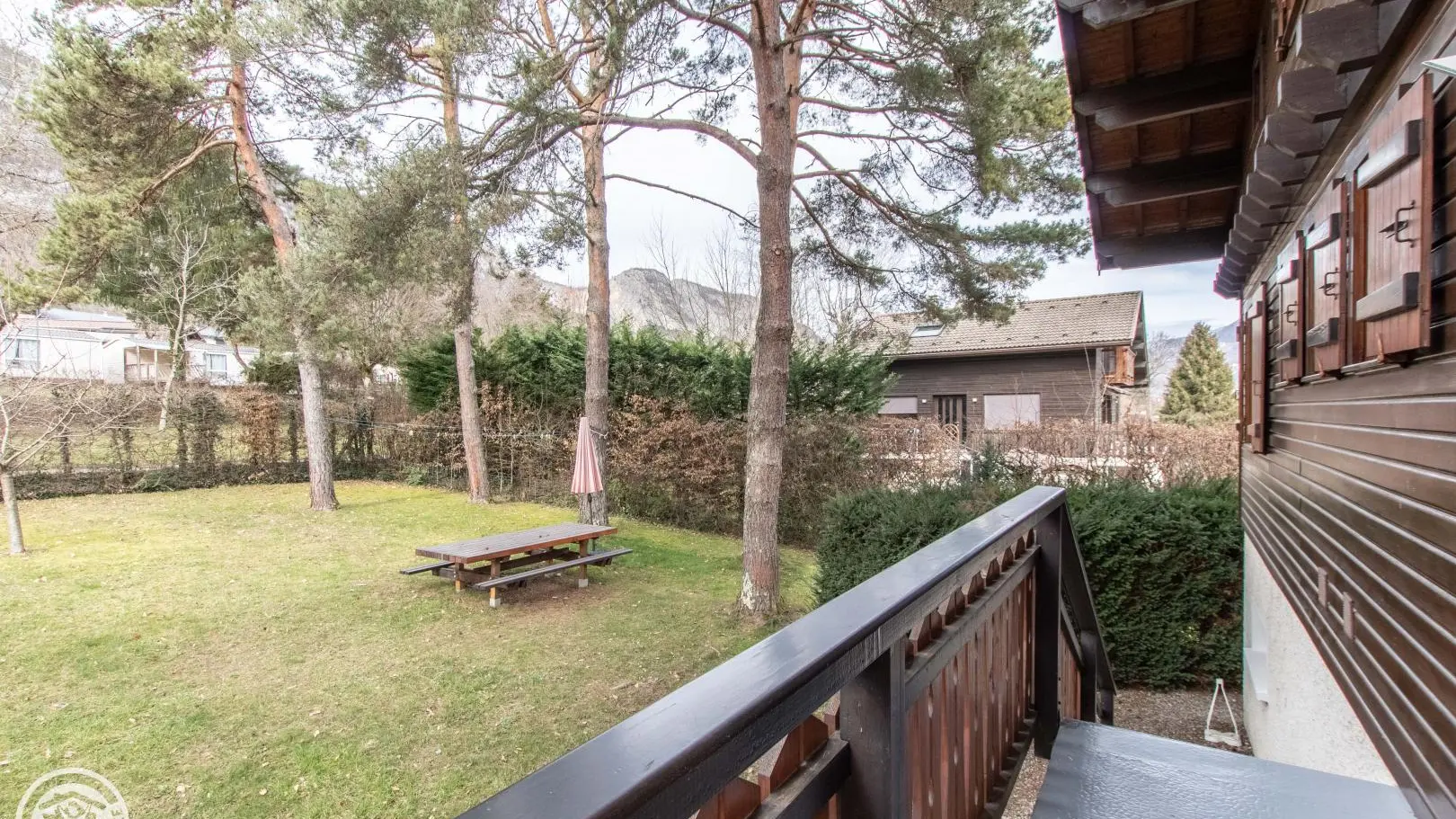 Accès au niveau principal par escalier extérieur