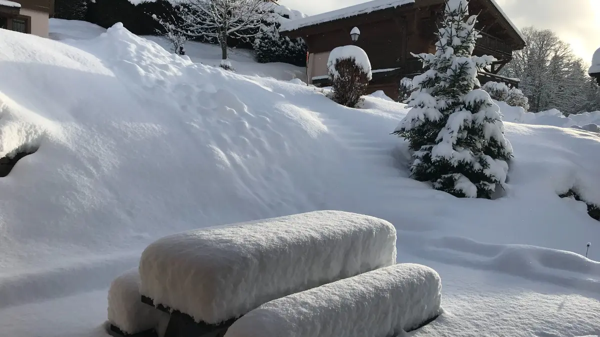 Une terrasse sous la neige.