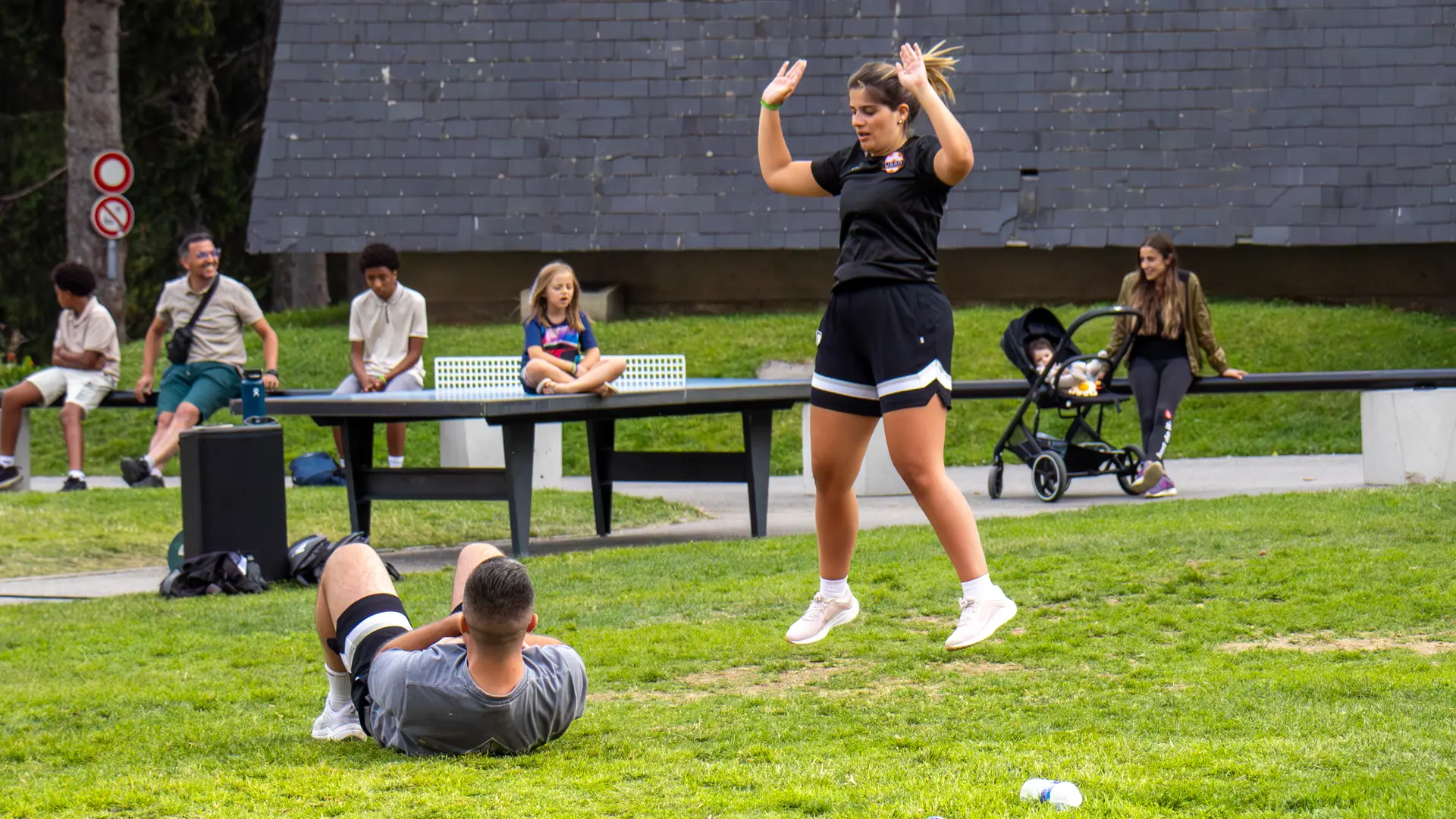 2 personnes faisant différents exercices