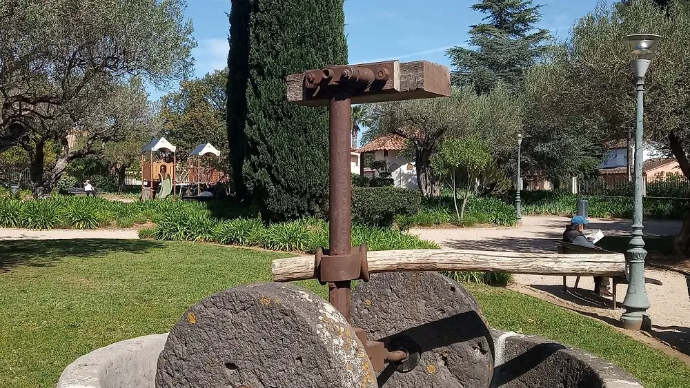 Moulin à sang au Jardin des Oliviers à La Londe les Maures