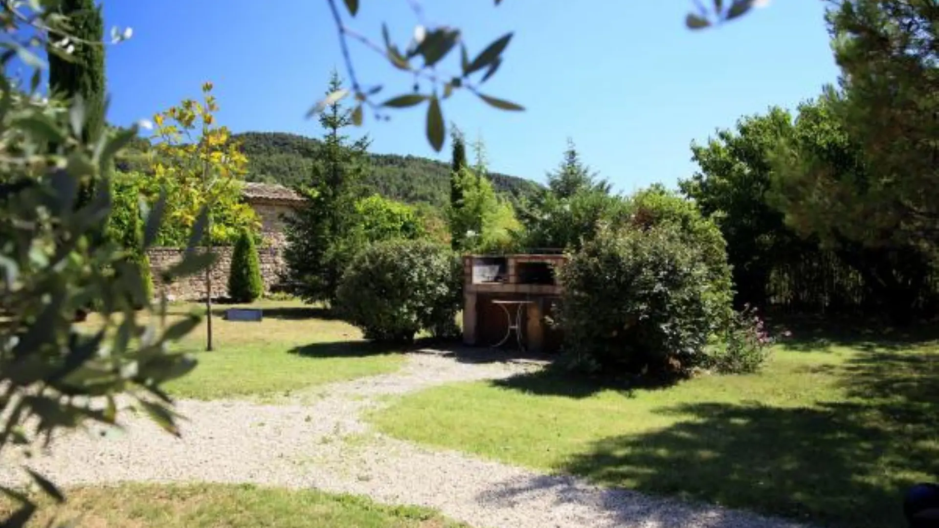 Espace barbecue dans le jardin arboré et clos sur 4000 m²