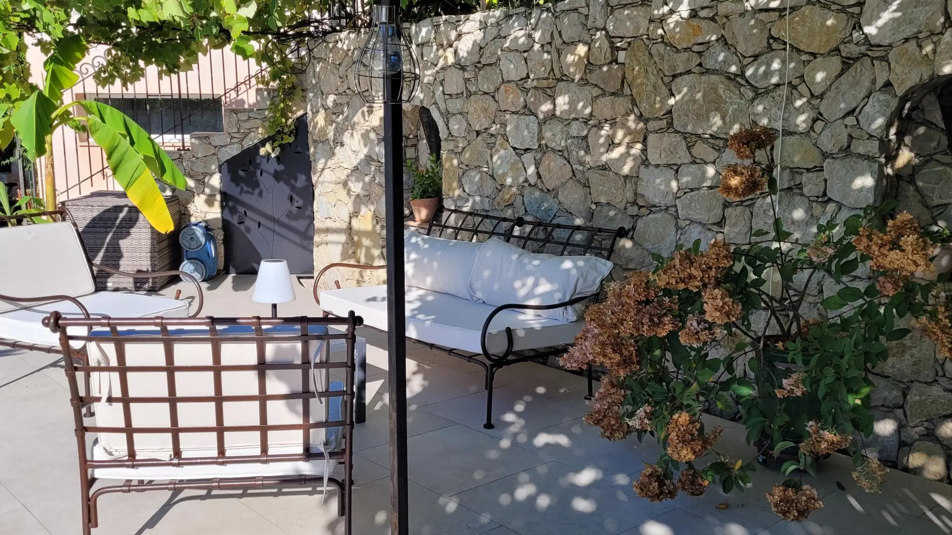 Salon pergola Gîte Macalinewa Gîtes de France Alpes-Maritimes Saint-Jeannet