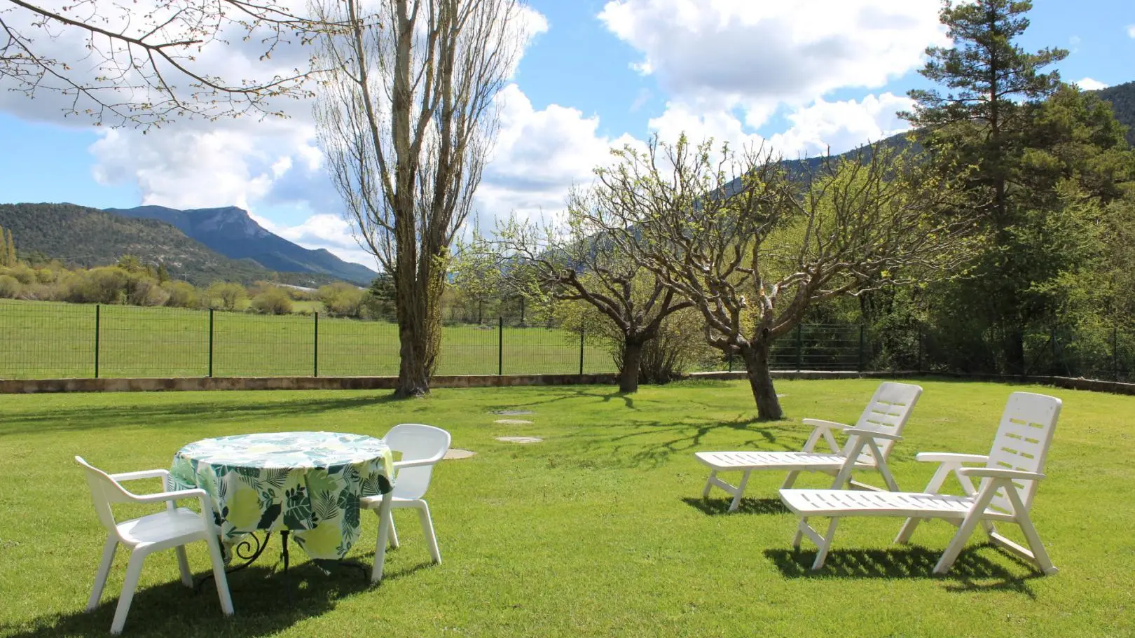 Terrain privatif. Transats disponibles ,vélos Elliptique et vélo d'appartement disponibles sous appentis.Villa La Myreclose-Saint Auban-Gîtes de France Alpes Maritimes