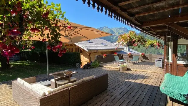 Terrasse et son salon de jardin