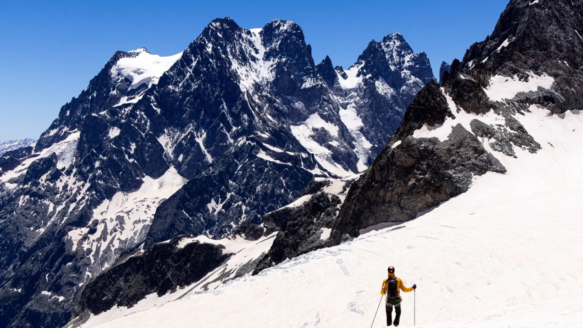 Descente face au Mont Pelvoux de l'Arête sud du Pic du Glacier Blanc