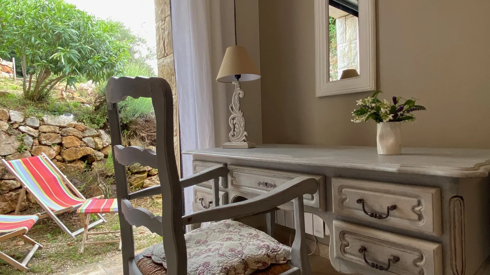 Chambre avec salle de douche attenante