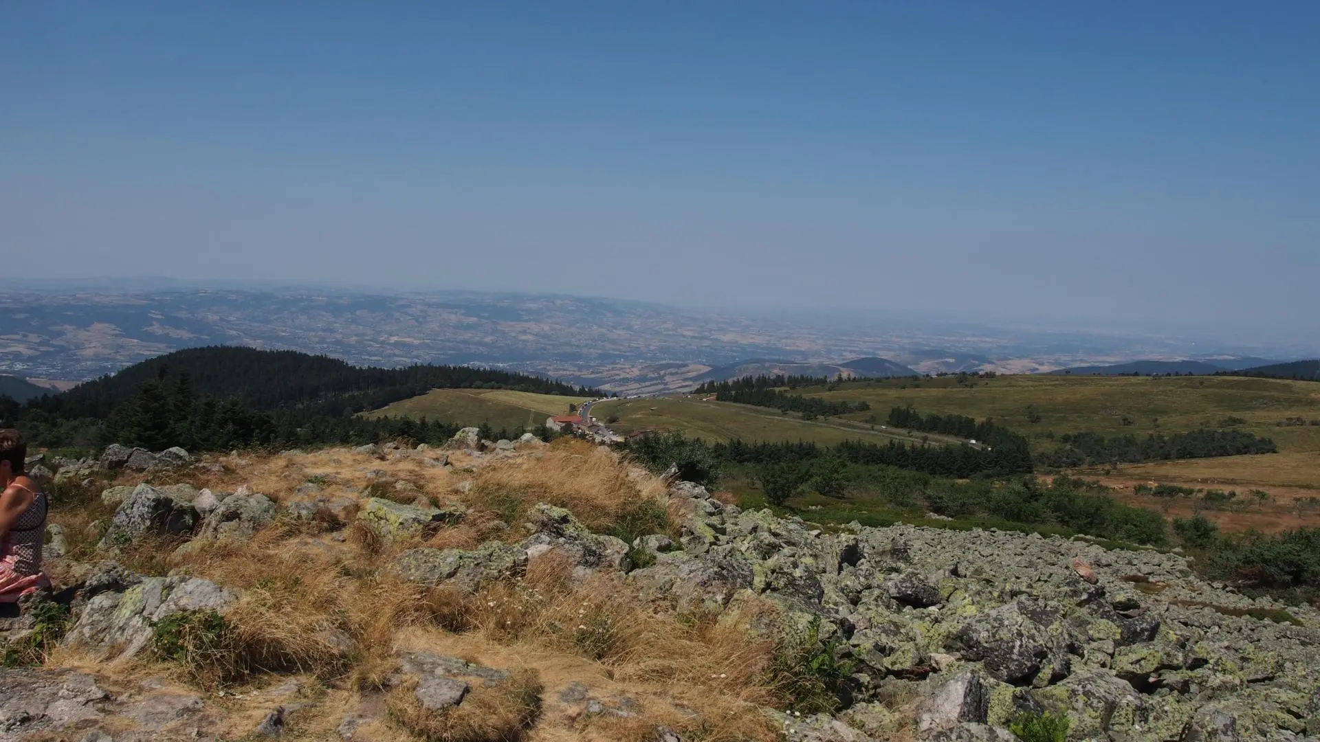 le crest de la perdrix sommet des monts du forez- vue sur les alpes-table d'orientation.  A 8 kms du village accessible à pied, vélo ou voiture